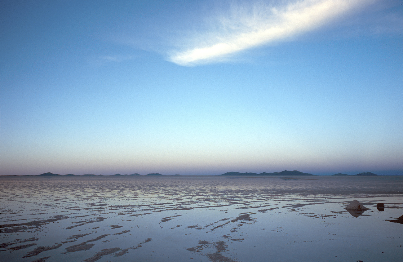 chi_4_09 aube salar.jpg - Uyuni salar d'Uyuni le matin sur le salar d'Uyuni inondé